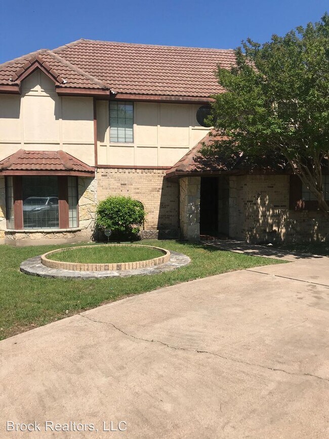Building Photo - 6404-6406 Lago Vista Dr