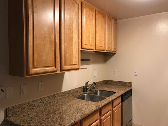 Foto del edificio - Updated 2 bedroom condo-downtown Walnut Cr...