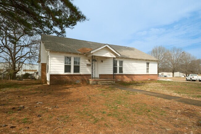 Foto del edificio - "Spacious 4-Bed Family Haven with 2.5 Baths in Charming Martin, TN – Your Next Home Awaits!"
