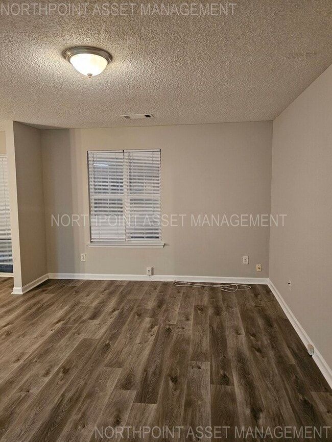 Foto del edificio - Spacious 4-Bedroom Townhouse with Modern U...