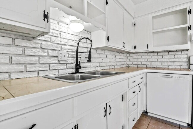 Building Photo - Beautifully Renovated 3 Bedroom Home in KCK Available Now!  1st Month's Rent is FREE!