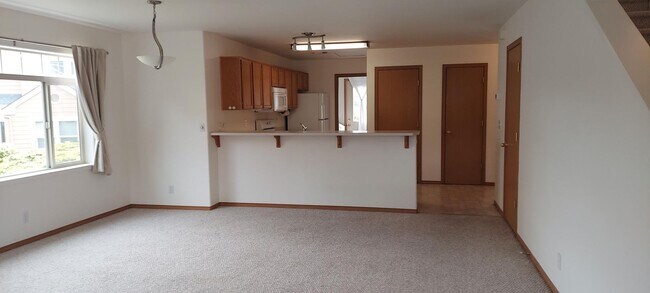 Foto del edificio - MOVE IN SPECIAL 1/2 OFF 1ST FULL MONTHS RENT- 3 bedroom, 2.5 bath Townhouse in Ashland!!