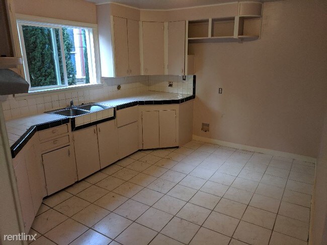 Building Photo - 330 E Flora St