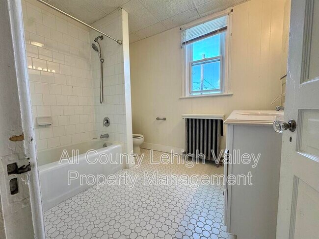 Building Photo - 59 E Goepp St