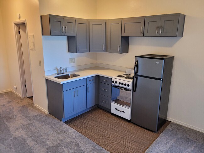Building Photo - 8620 Roosevelt way NE