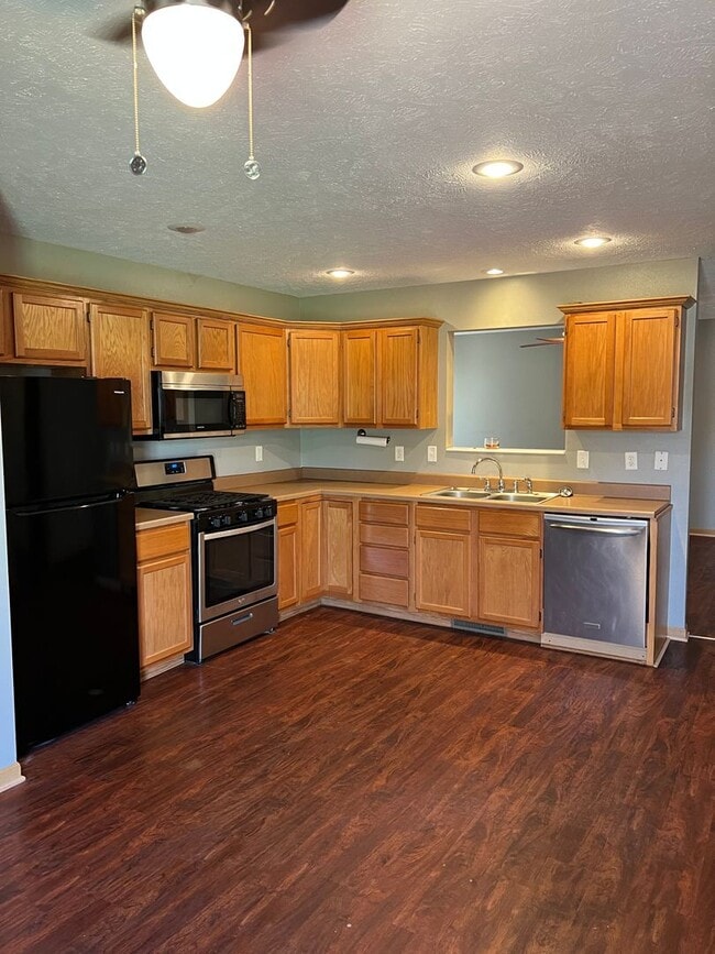 Building Photo - 3 Bedroom 2 Bathroom Duplex