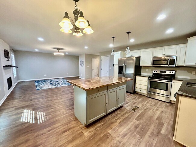 Foto del edificio - Three bedroom with finished basement in Hamburg!