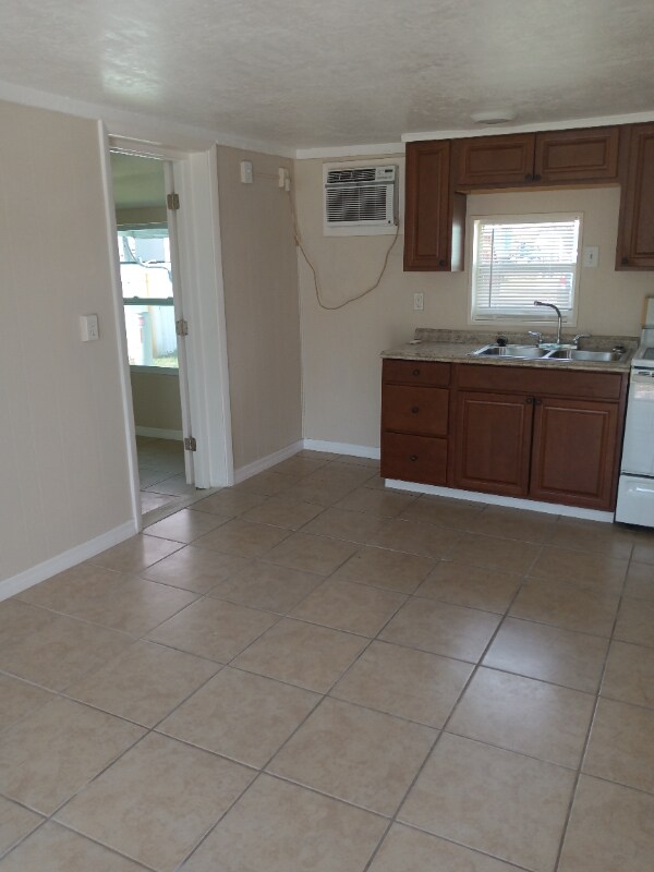 Building Photo - 1064 N Tamiami Trail