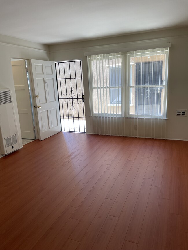 living room - 5875 Crenshaw Blvd