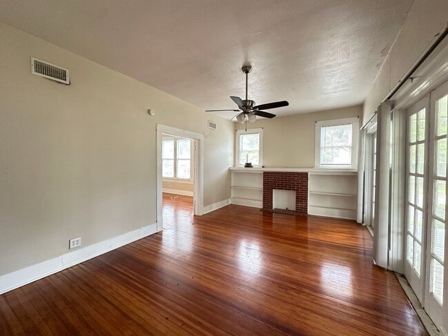 Building Photo - CUTE Downstairs Highland Unit