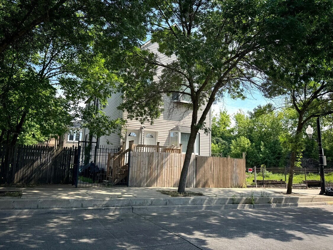 Foto principal - 3904 W Armitage Ave