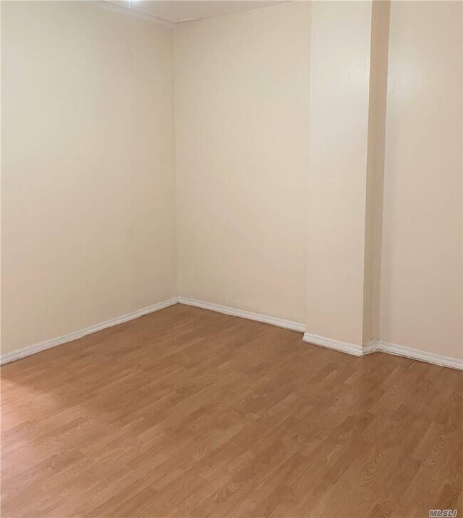 Foto del edificio - 33-13 103rd St