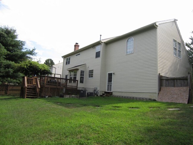 Building Photo - 10 Fieldstone Ct