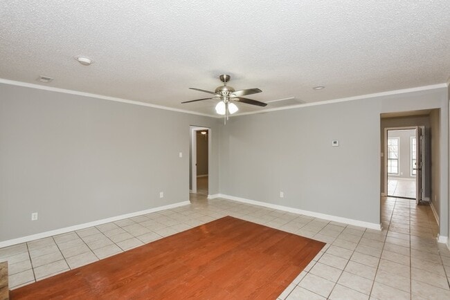 Building Photo - 619 Larry Dr