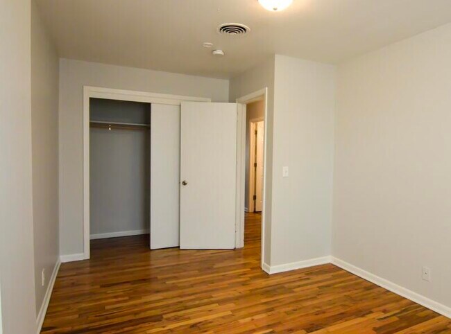 Foto del edificio - 2424 S 16th St