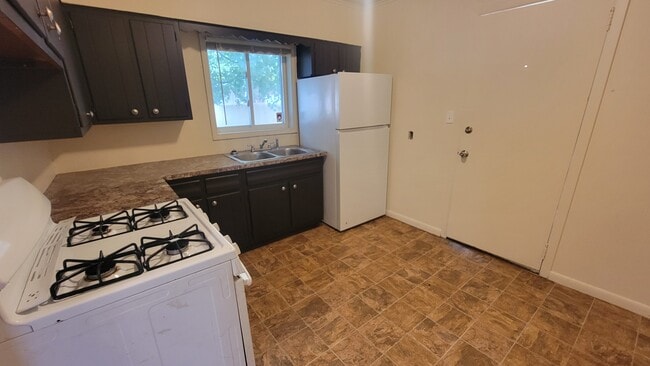 Building Photo - 858 Minota Ave
