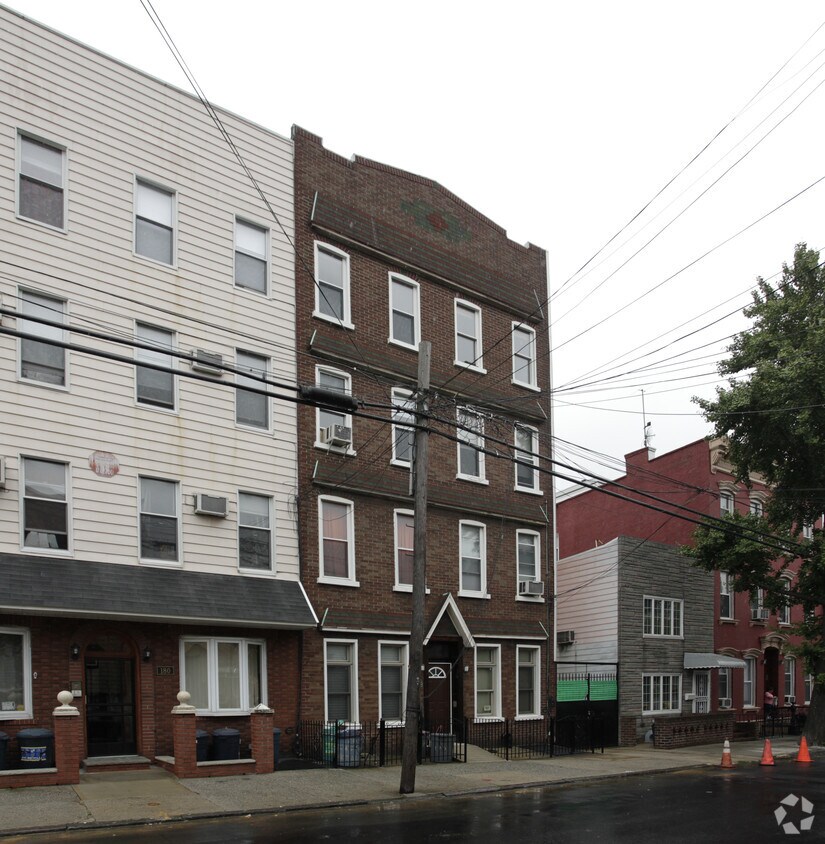 Building Photo - 178 Frost St