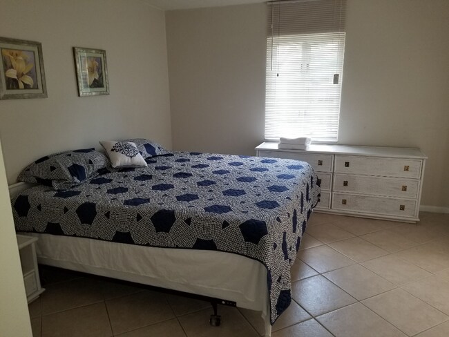 Building Photo - 847 N Collier Blvd