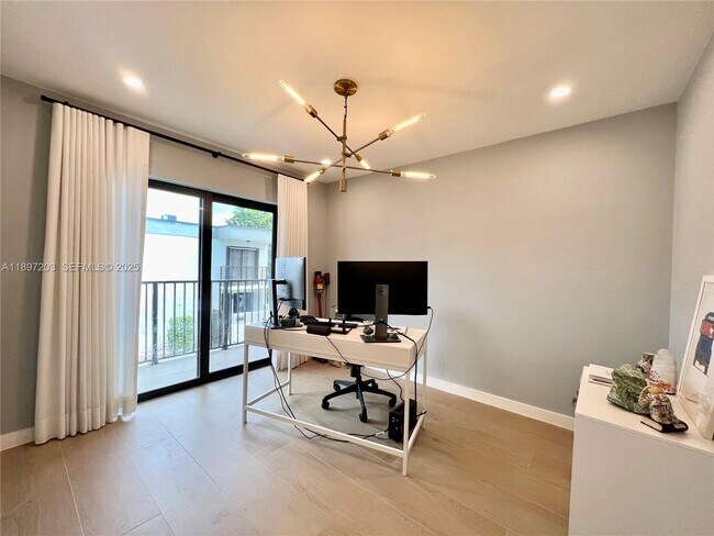 Foto del edificio - 3220 W Trade Ave