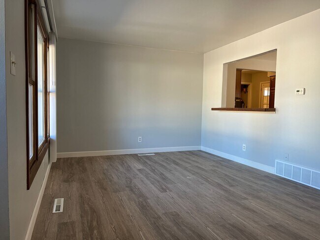 Building Photo - 137 Sumac Dr