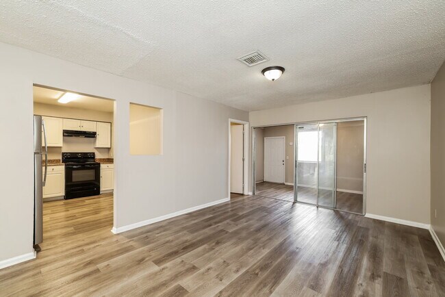 Building Photo - 5770 Bermuda Cir S