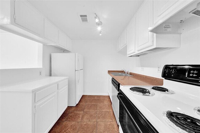 Building Photo - 7047 Bissonnet St