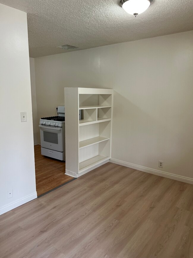 Building Photo - EllinCourt