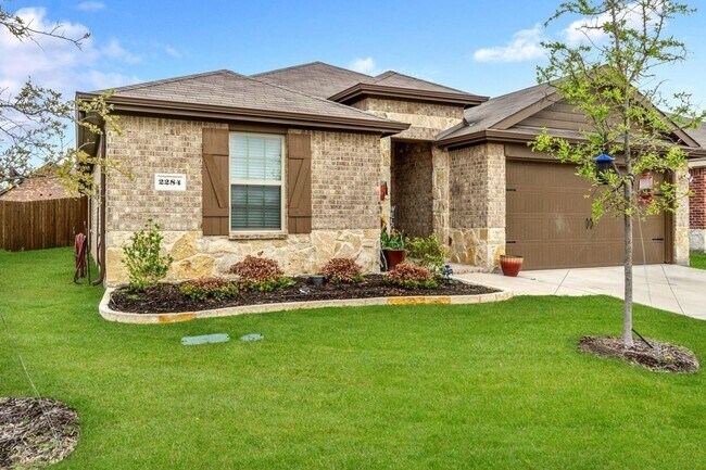 Foto del edificio - Beautiful 4 bedroom home has extensive til...