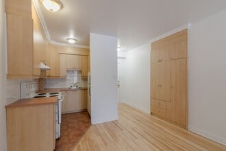 Building Photo - 6525 Cte-Saint-Luc