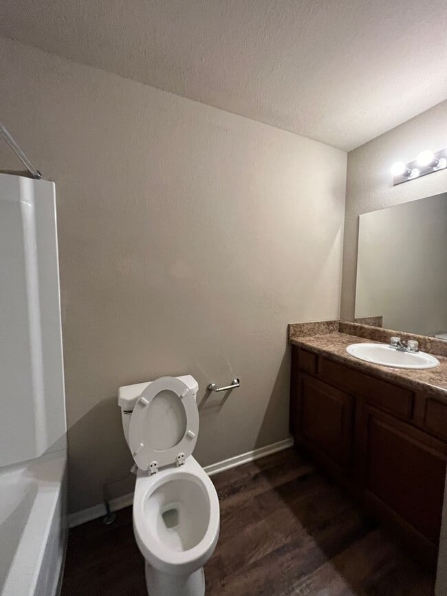 Building Photo - 3 Bed / 2 Bath off of Airport Road