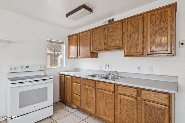 Foto del edificio - 2525 E Willetta St