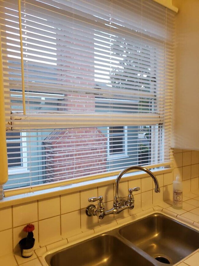 Foto del edificio - 8024 Regis Way