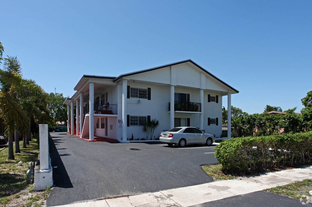 Building Photo - 6050 SW 26th St