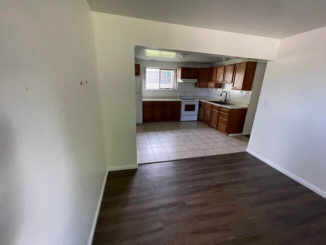 Building Photo - 1093 E 30 S