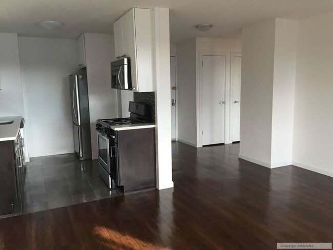 Building Photo - 150 W 225th St