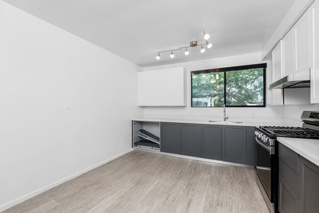 Building Photo - 2033 N Beachwood Drive