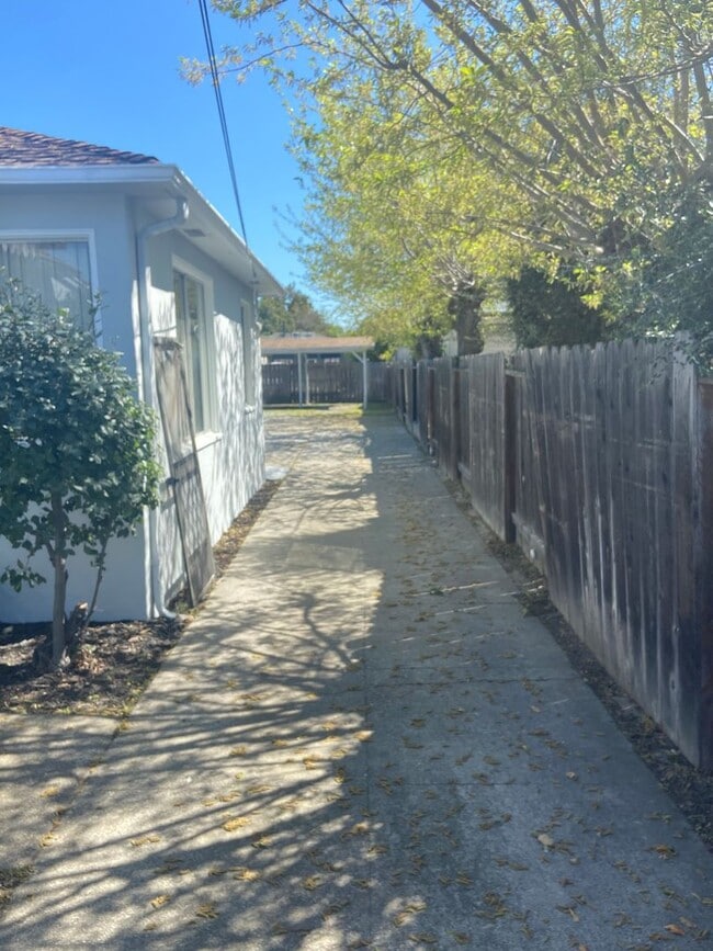 Foto del edificio - $2490 / 2 BR - GORGEOUS RECENTLY REMODELED CENTRAL LIVERMORE DUPLEX UNIT