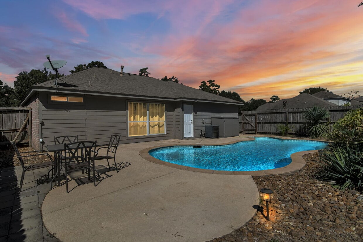 Foto principal - Single story 3 bedroom, 2 bath home with a...