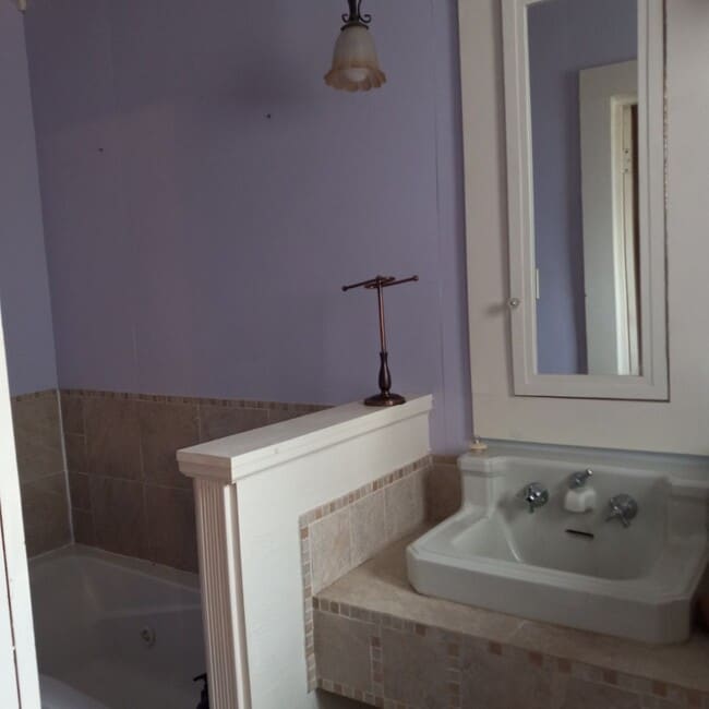 Building Photo - Three Bedroom, 2 Bathroom