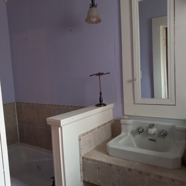 Foto del edificio - Three Bedroom, 2 Bathroom