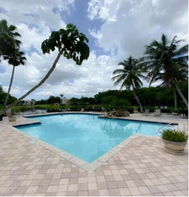 Foto del edificio - 600 Crestwood Ct N