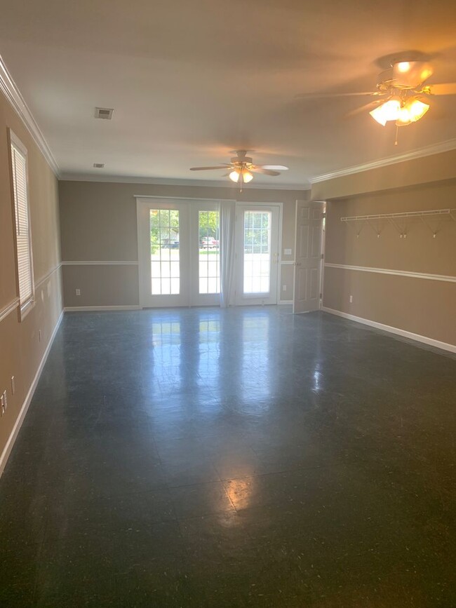 Building Photo - Beautiful 2 Bedroom 2 Bath with spacious b...