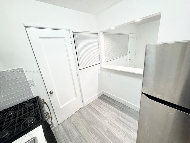 Foto del edificio - 7435 Byron Ave