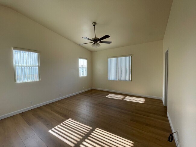 Foto del edificio - Apple Valley Home in The Vineyards- 3 Bedrooms, 2 Bathrooms, 2 Car Garage, New Flooring