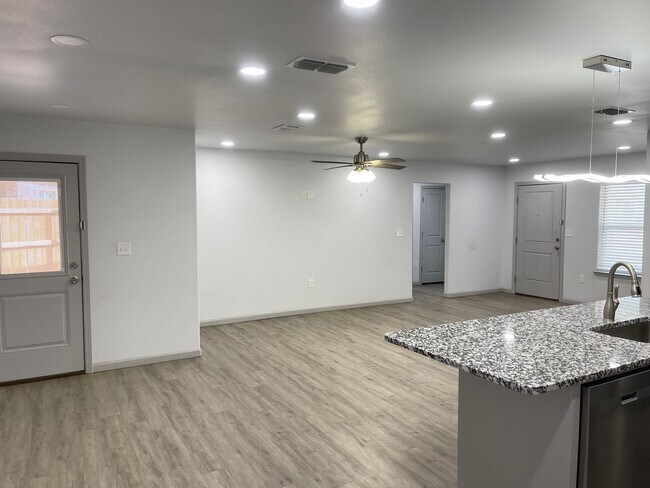 Building Photo - Spacious Home on a quiet cul-de-sac street