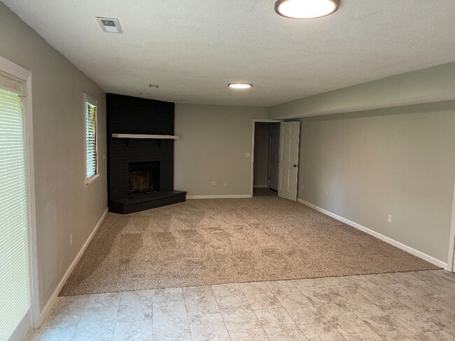 Building Photo - 101 Pinedale Dr
