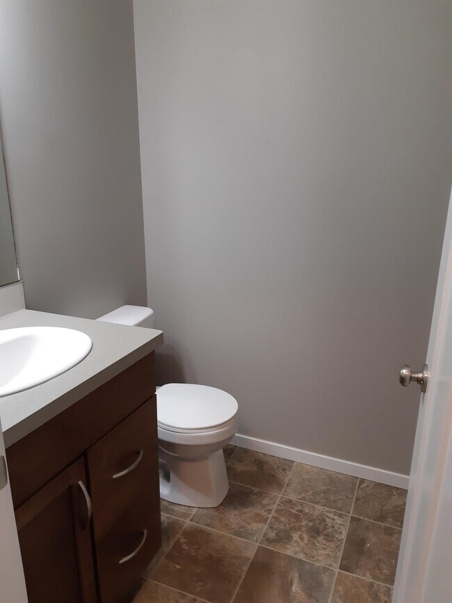Photo du bâtiment - 3 Bed 0 Bath Unit in Sylvan Lake, AB