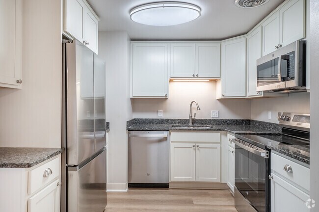 2 habitaciones, 1 baño - 875 pies cuadrados - Cocina - Royal Arms Apartments