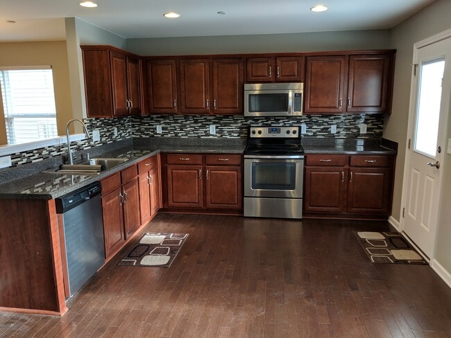 Building Photo - 644 Pemberton Dr