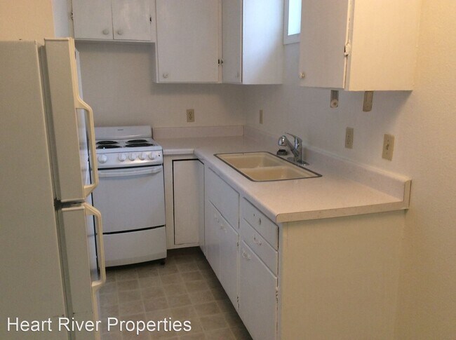 Building Photo - 145 10th Ave W